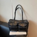 Schwarze glänzende Schultertasche mit zwei Reißverschlusstaschen und Silberdetails - Schwarz