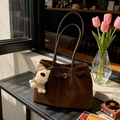 Bolso tote de ante café oscuro con correas de cuero y colgante de perro estilo vintage - Café con Colgante