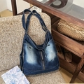 Detail der Vintage-Jeans-Umhängetasche mit funktionellen Taschen und Reißverschlüssen - Dunkelblau