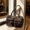 Dunkelbraune Schultertasche mit hoher Kapazität und zwei vorderen Reißverschlusstaschen - Kaffeebraun