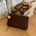 Bolso bandolera cuadrado de ante marrón oscuro con colgantes dorados y estilo retro - Con Colgante / Marrón
