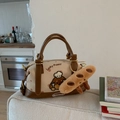Chique beige canvas Boston tas met hondenborduurwerk en pluche baguette-accessoire - Bruin met hanger