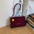 Bolso de hombro granate de ante con borlas florales y diseño elegante de moda - Con Colgante / Rojo