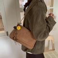 Bolso de hombro de gamuza marrón con colgante bohemio y letras de moda - Con Colgante / Marrón