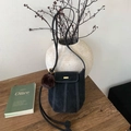 Sac seau rétro noir avec surpiqûres blanches et pendentif pompon en peluche - Noir