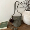 Sac seau vintage vert olive avec breloque peluche et pompon de perles sur bois - Vert