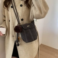 Sac seau gris foncé avec coutures contrastées et détail de pompon en peluche - Marron