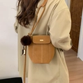 Sac seau vintage marron en daim avec garniture dorée et pendentif en peluche - Marron