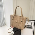 Bolso cubo de paja tejida beige con adornos de piel sintética y asa superior elegante - Caqui