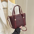 Bolso tote vintage burdeos de cuero PU trenzado con hebilla dorada y correa - Rojo