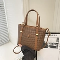 Bolso tote trenzado marrón con asas de cuero y hebilla metálica para el trayecto diario al trabajo - Marrón