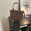 Bolso tote tejido marrón oscuro vintage con correas de cuero y detalles de hebilla dorada - Marrón