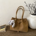 Grande borsa tote marrone opaco con dettaglio fibbia e ciondolo coniglio bianco - Marrone (Con Ciondolo)