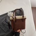 Sac seau en daim marron foncé avec bordure en fausse fourrure blanche et bandoulière - Café sans Pendentif