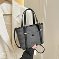 Borsa tote intrecciata grigio e nero con manici in pelle nera e finiture dorate - Nero
