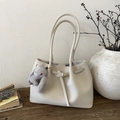 Borsa tote beige minimalista in pelle opaca con manici lunghi e ciondolo a coniglietto - Bianco (Con Ciondolo)