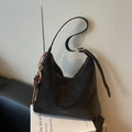 Dunkelbraune minimalistische Bucket Bag mit verstellbarem Gurt und rotem Anhänger - Schwarz