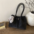 Borsa tote nera opaca retrò da donna con ciondolo a coniglio e fibbia in metallo - Nero Ebano (Con Ciondolo)