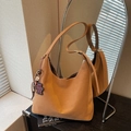Vintage Schultertasche in Karamell mit mattem Finish und Leoparden-Bär-Anhänger - Braun