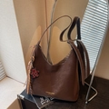 Dunkelbraune Vintage Hobo Tasche mit Kieseltextur und Leopardenmuster Bär Anhänger - Kaffeebraun