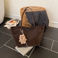 Große dunkelbraune Shopper-Tasche aus Kunstleder mit süßem Plüschtier-Anhänger - Kaffee mit Anhänger