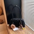 Borsa a spalla Boston in camoscio nero con cuciture a contrasto e ciondoli - Nero (Con Ciondolo)