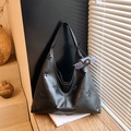 Borsa tote nera con fiori traforati a grande capacità e comoda tracolla larga per donna - Nero