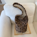 Borsa a secchiello in peluche leopardata con tracolla larga per moda invernale - Stampa leopardata marrone