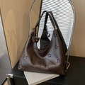 Borsa tote marrone scuro in ecopelle con trafori floreali e piccola pochette - Marrone
