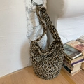 Borsa a secchiello in peluche con stampa leopardata, consistenza soffice e tracolla lunga - Piccola stampa leopardata