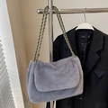 Bolso de hombro gris de piel sintética con cadena dorada sobre fondo blazer negro - Gris