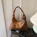Borsa tote marrone traforata con mini ciondolo portamonete in similpelle lucida - Marrone