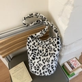 Borsa a secchiello in peluche con stampa dalmata in morbida ecopelliccia autunnale - Leopardo Bianco