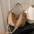 Grand sac cabas en toile marron kaki avec bandoulière réglable et détails de rivets stylés - Kaki