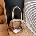 Borsa a spalla Boston beige in pelle opaca con ciondoli a forma di ciambella e cuore - Cachi (Con Pendente)