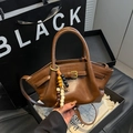 Borsa a mano vintage marrone in similpelle con ciondolo di perline e tracolla - Marrone