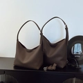 Minimalistische kaffeebraune Hobo-Taschen aus strukturiertem Leder in zwei Größen - Kaffee Groß