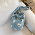 Sac seau en peluche bleu clair avec des motifs de moutons blancs sur tissu doux - Bleu (Motif Agneau)