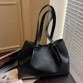 Grand sac cabas minimaliste en cuir mat noir avec de longues anses pour femme chic - Noir