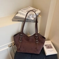 Dunkelbraune Shopper-Tasche aus Wildleder-Imitat mit verstellbaren silbernen Schnallen - Kaffeebraun