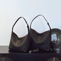Schwarze Hobo-Taschen aus Kieselleder in groß und klein mit verstellbaren Trägern - Schwarz Groß