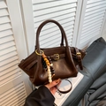 Borsa trendy in pelle marrone scuro con perline di legno e fibbia dorata lucida - Marrone