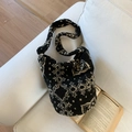 Gros plan du sac à bandoulière en polaire à motif géométrique sur un canapé blanc - Motif Noir