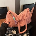 Rosafarbene gesteppte Schultertasche mit Rautenmuster und buntem Seil-Accessoire-Detail - Rosa