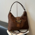 Sac bandoulière en daim marron foncé au design vintage avec boucle en croissant doré - Suède Café