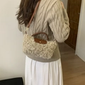 Borsa a tracolla in peluche beige con manici in pelle marrone e fibbia metallica dorata - Albicocca
