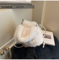 Dettaglio della borsa a secchiello in peluche bianco sporco con coulisse e tracolla - Bianco Sporco