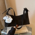 Borsa a tracolla nera opaca con ciondolo a cucciolo di peluche per donna alla moda - Nero
