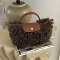 Borsa a tracolla in lana di agnello marrone scuro con finiture in pelle e bottone oro - Marrone