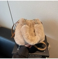 Détail d'un sac seau en peluche marron avec bandoulière cuir et crochets argentés - Khaki
